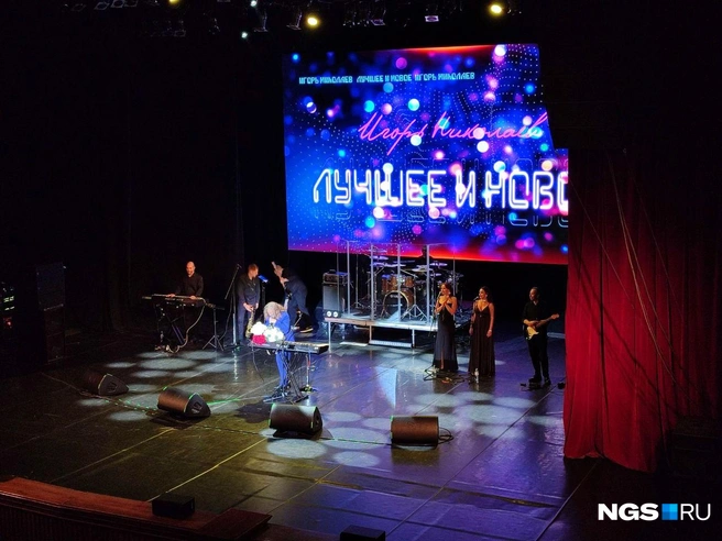 Игорю Николаеву подарили сразу несколько букетов после того, как он спел песню, написанную для Александра Серова, — «Я люблю тебя до слез» | Источник: Мария Тищенко / NGS.RU