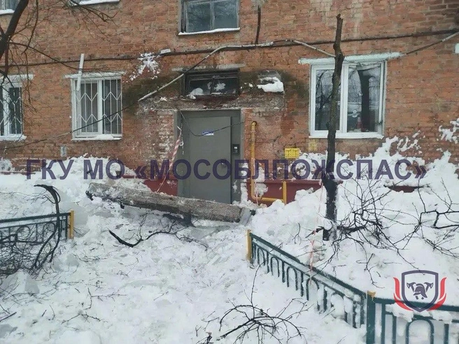 В Чехове обрушился козырек | Источник: ГКУ МО «Мособлпожспас»