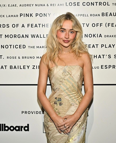 Прелесть! Зимний маникюр Сабрины Карпентер в горошек | Источник: Michael Buckner for Variety