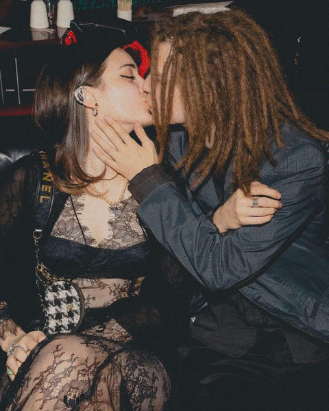 Сын Децла поделился в своих соцсетях снимком жаркого поцелуя с девушкой