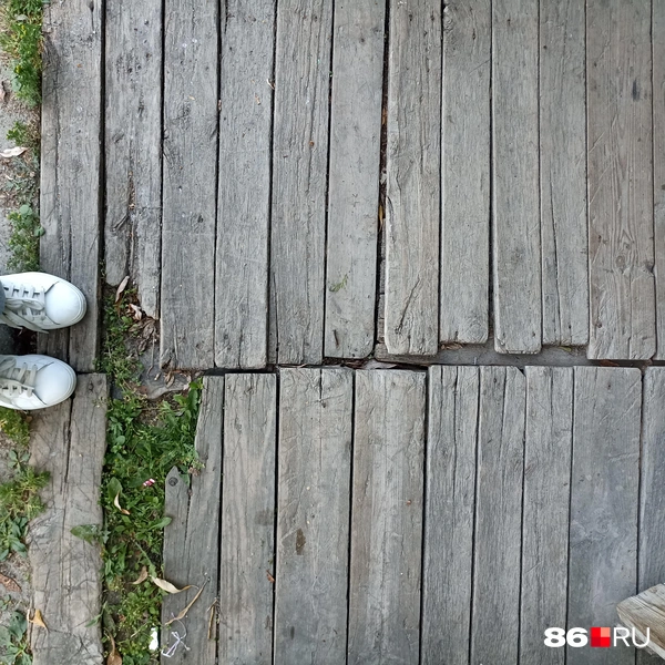 Однако с порога становится понятно, насколько изношены деревяшки  | Источник: Мария Гришкина / 86.RU
