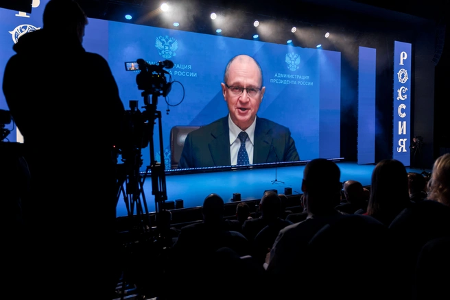 Сергей Кириенко следил за нами по видеосвязи и зачитал послание Путина | Источник: Мария Ленц / NGS24.RU