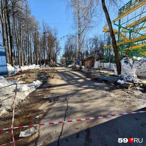 Рядом с аттракционами все огородили | Источник: Василина Любимова / 59.RU