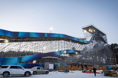 Giant slide and skating rink in Yekaterinburg closed due to cold
