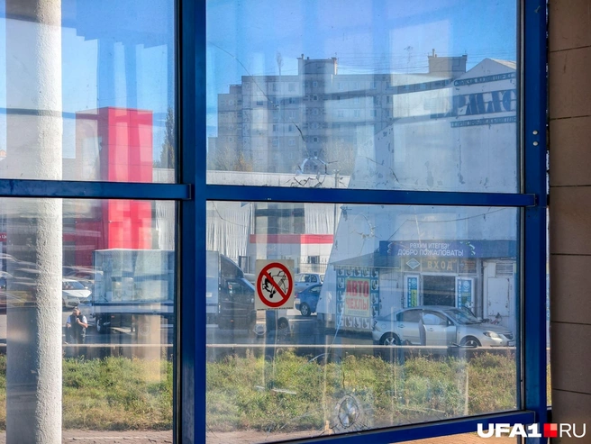 Кому-то явно не дают покоя целые стекла в переходе | Источник: Булат Салихов / UFA1.RU