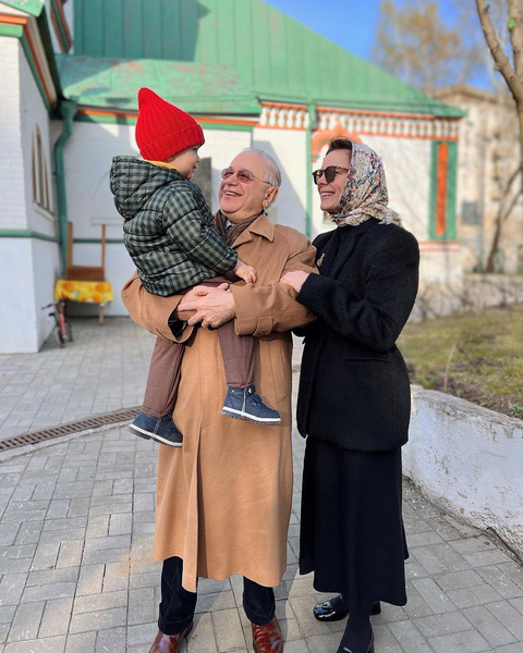 Редкое фото: Евгений Петросян вместе с трехлетним сыном и супругой