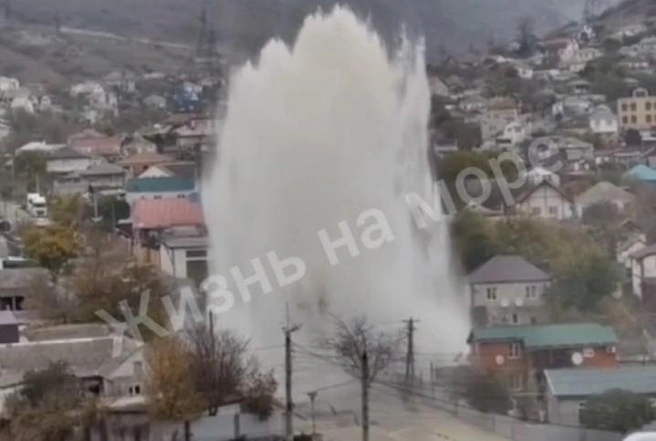 Мощный фонтан под 100 метров забил на улице в Новороссийске — видео | 93.ru