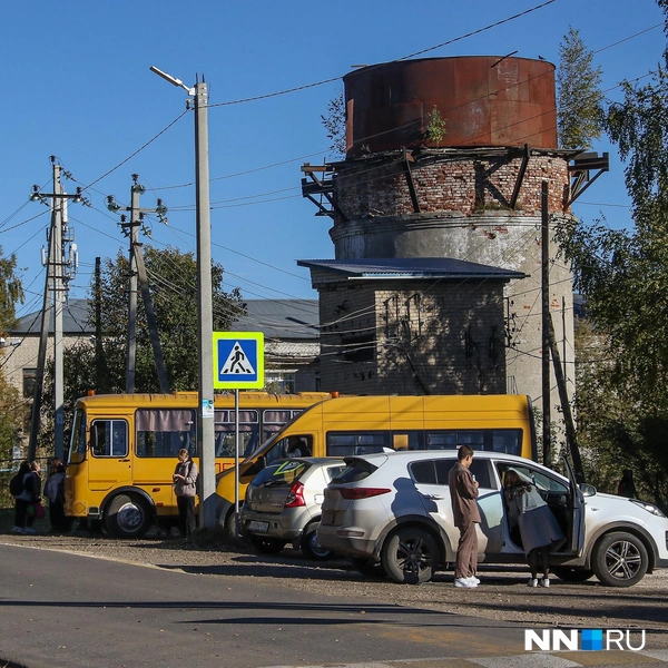 Дети собираются возле школьных автобусов | Источник: Наталья Бурухина / NN.RU
