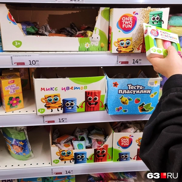 Пластилин поштучно: воздушный от 10,99 рубля или мягкий а-ля «Плэй до» от 14,99 рубля за брусочек. Только внимательно проверяйте его до покупки: может попасться засохший | Источник: Роман Данилкин / 63.RU