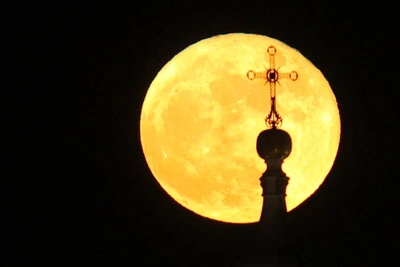 Над Петербургом взошла полная луна
