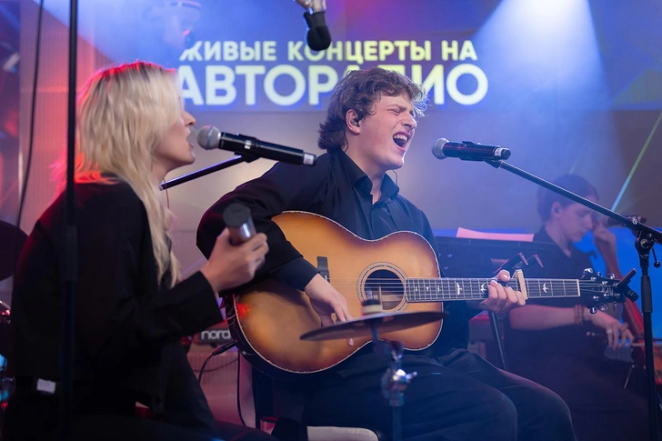 Солист группы «Бонд с кнопкой» рассказал, почему они на самом деле выступают босиком | Источник: пресс-служба