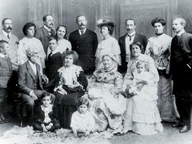 Семейный портрет 1904 года: Артур Конан Дойл (в верхнем ряду пятый справа) и его мать Мэри Фойли (в центре первого ряда). | Источник: FOTOBANK.COM / TOPFOTO