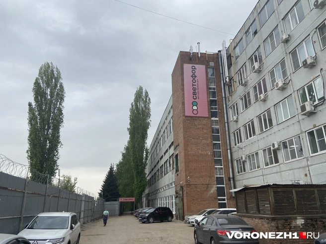 Магазин расположен в промзоне, хотя недалеко всё же есть жилые дома | Источник: Дмитрий Волгин / Voronezh1.ru