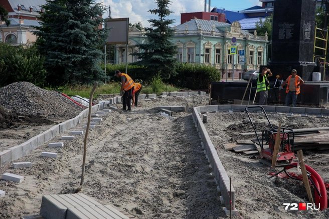 А вот на площади с улицы Республики идут работы  | Источник: Ирина Шарова / 72.RU