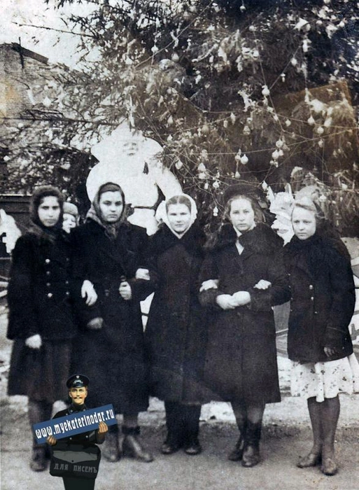 Девушки сфотографировались около елки в центре Краснодара | Источник: myekaterinodar.ru