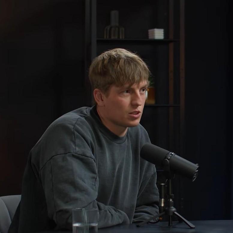 Щербаков вымаливает прощение у продюсера ТНТ после скандального ухода: «Наговорил гадостей, о чем жалею»