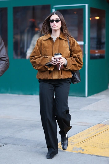 Тренд 2025 года: Хейли Бибер носит бомбер из замши — вам нужен такой же | marieclaire.ru