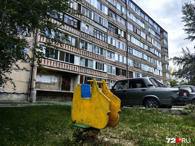 Между домами обустроены небольшие детские площадки  | Источник: Павел Красоткин / 72.RU 