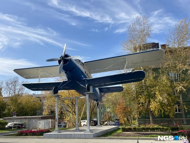 Сквер авиаконструктора Антонова символично украшен моделью самолета Ан-2 | Источник: Алёна Золотухина / NGS.RU