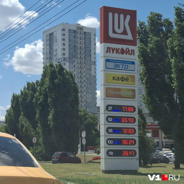 Цены на бензин у «Лукойла» продолжают медленно, но неуклонно расти | Источник: Тимофей Крылов / V1.RU