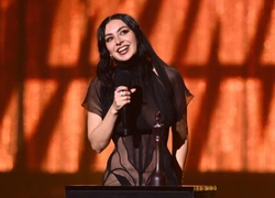 Еще один обнаженный выход на музыкальной премии — Charli XCX на Brit Awards 2025