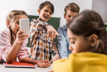 «Я думал о расчлененке»: россияне рассказали, как они пережили школьный буллинг