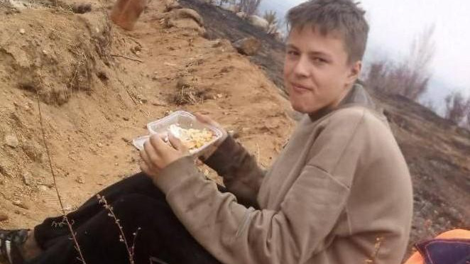 «Приезжаю домой, делаю уроки и еду». История 14-летнего школьника, который тушит пожары 