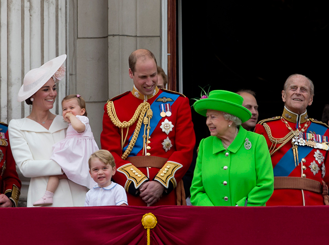Принцесса Шарлотта и принц Джордж стали главными героями «балконного шоу»