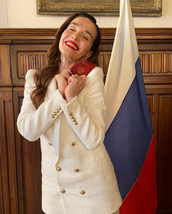 Актриса получила российский паспорт в 2021 году | Источник: nataliaoreirosoy / Instagram (деятельность соцсети запрещена на территории РФ)