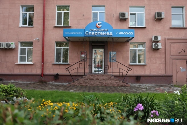 Вывеску с названием стоматологии можно встретить довольно часто  | Источник: Евгений Софийчук / NGS55.RU