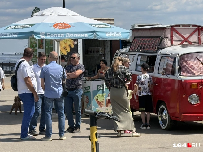 Уже очередь за мороженым и напитками | Источник: Сергей Петунин / 164.RU