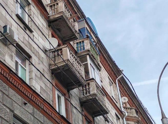 Ограждение было частью балкона на одном из верхних этажей дома | Источник: читатель НГС