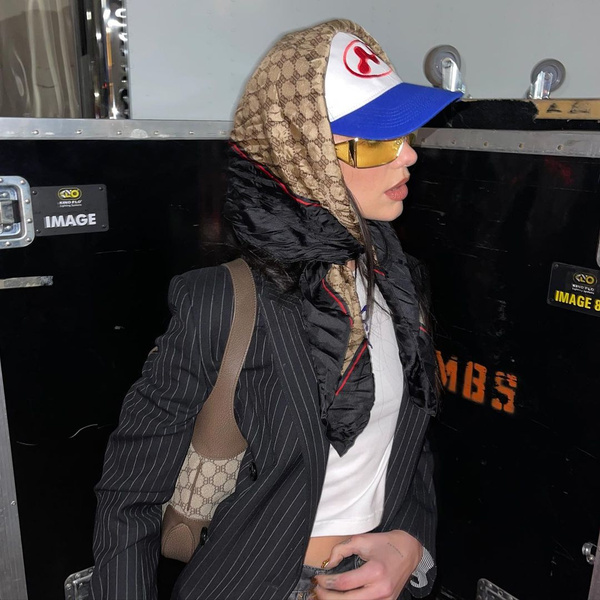 Модный лайфхак: Дуа Липа показала, как носить кепку этой зимой и не отморозить уши