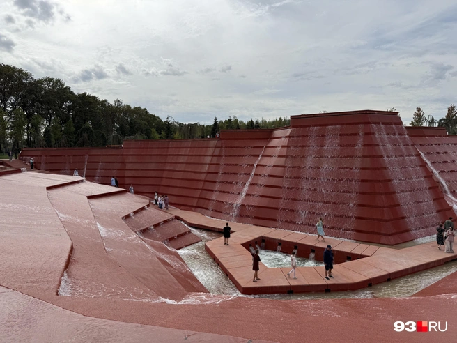 Вид на водный амфитеатр сверху | Источник: Валерия Дульская / 93.RU
