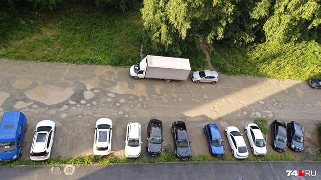 Пока строительство дороги на Клайна буксует, парковчане буксуют в грязи | Источник: читатель 74.RU