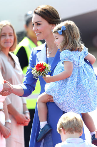 Принцесса Шарлотта и принц Джордж: первые фото из Германии