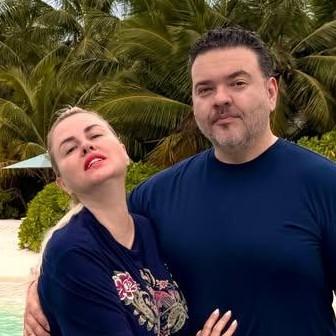 Семенович с похудевшим женихом нежится на Мальдивах, Хмельницкая отмечает 16-летие дочки, Мондезир атакует Ефременкову: соцсети