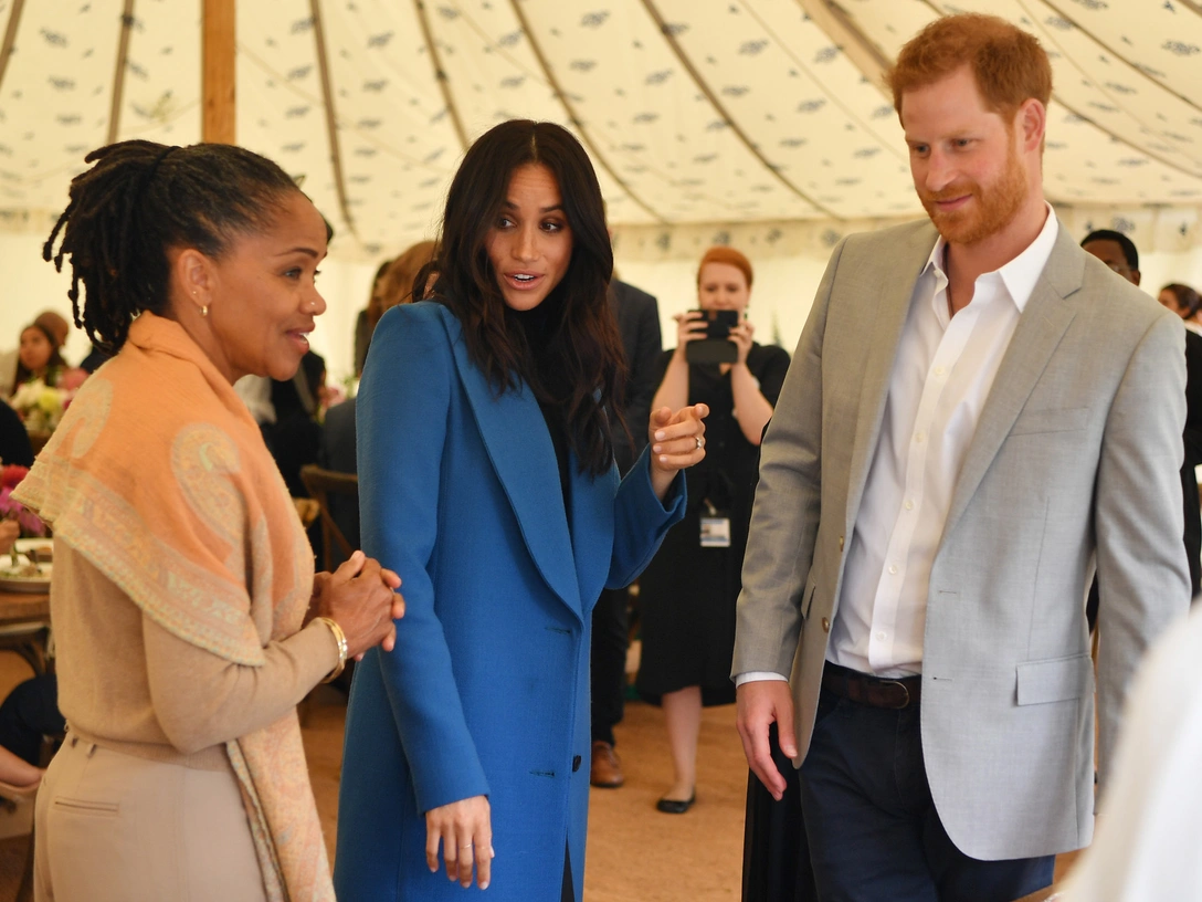 Принц Гарри с женой и тещей на мероприятии, посвященном выпуску кулинарной книги от группы женщин, пострадавших от пожара в Гренфелл-Тауэр, 20 сентября 2018 | marieclaire.ru