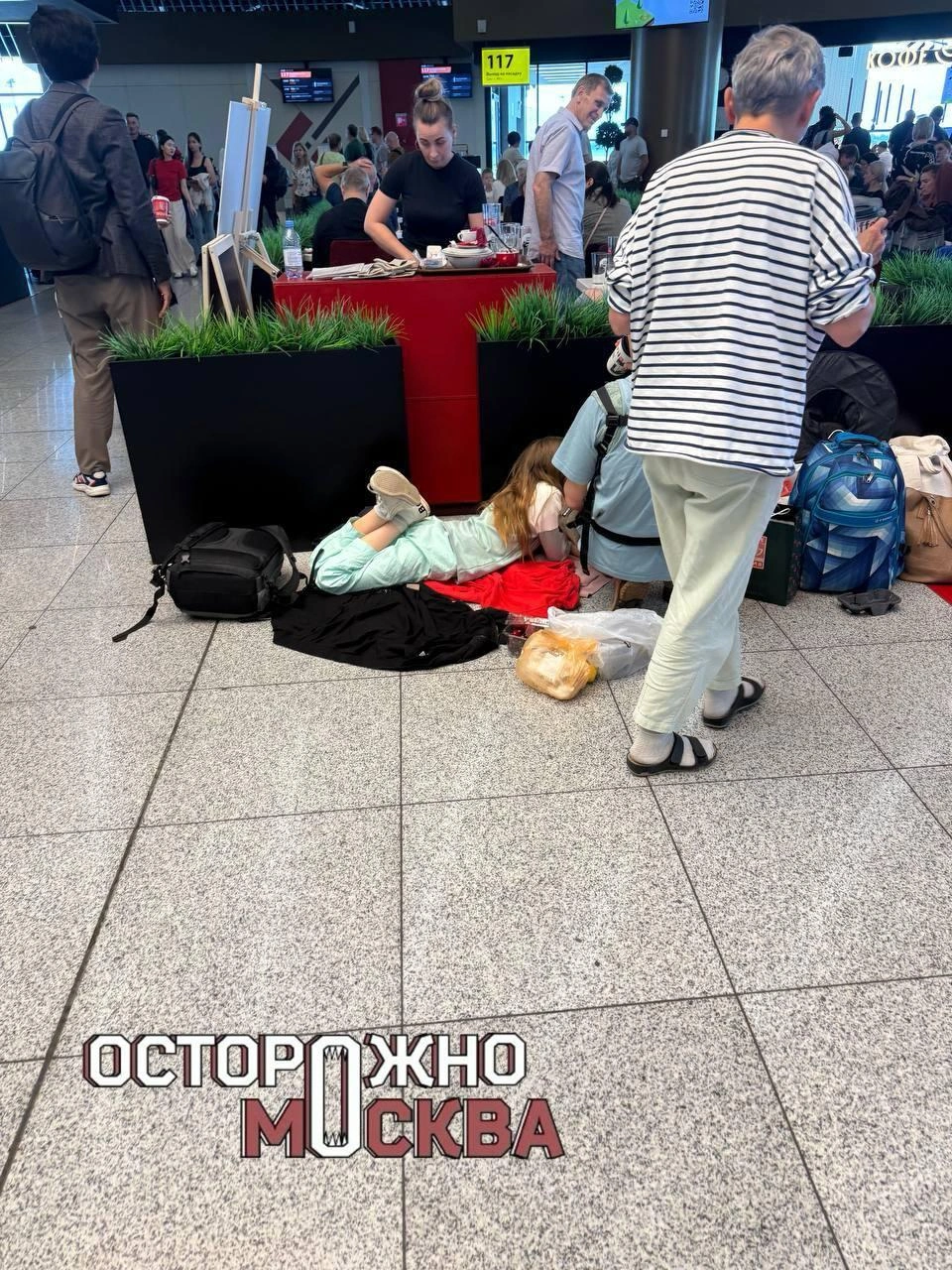 Некоторые располагаются на полу в ожидании рейса | Источник: «Осторожно, Москва» / Telegram