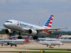 «Экстремально отвратительный запах»: семья намерена засудить авиакомпанию, ссадившую их с рейса, за дискриминацию