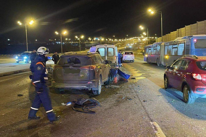Массовое ДТП на Калужском шоссе: фура протаранила две легковушки, водитель погиб на месте