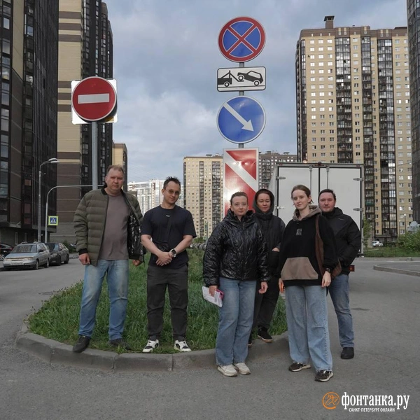 Свободные участки остались только под знаком «Стоянка запрещена». Но люди вынуждены парковаться и там вопреки запрету&nbsp;— других мест просто нет. | Источник: Павел Даиси / FONTANKA.RU