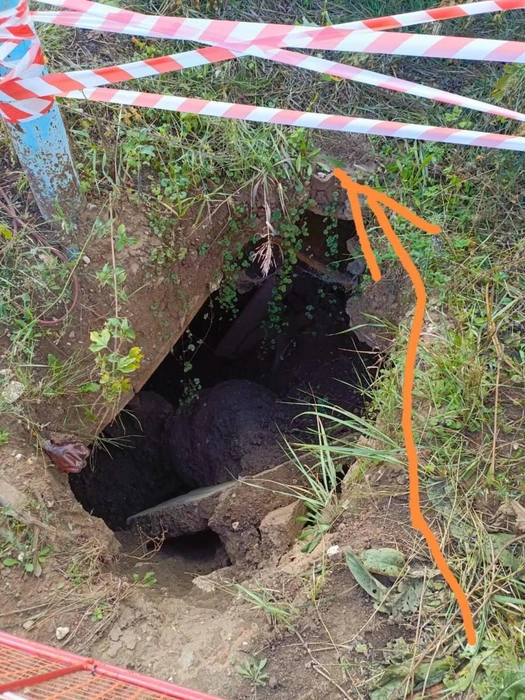 По словам очевидцев, яма находилась около дороги | Источник: «Воронцова вещает» / T.me