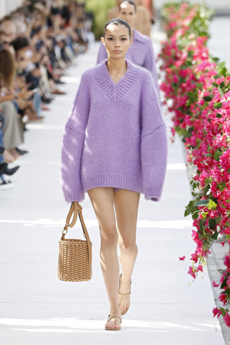 Какой теплый свитер будет в тренде осенью 2023? Смотрим на Неделе моды в Нью-Йорке!
