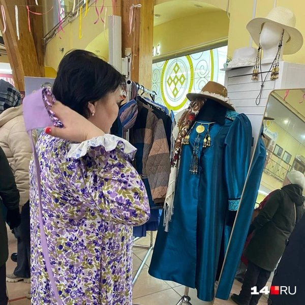 Посетители ярмарки примеряют наряды | Источник: Надежда Ефимова / 14.RU