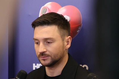 С гастролей — сразу на кладбище: Лазарев разрыдался у могилы брата и вспомнил отца