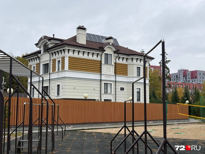 В каком из домов в парке конкретно обитают Чемезовы&nbsp;— неизвестно. Светлый привлекает внимание многих гуляющих на территории | Источник: Мария Токмакова / 72.RU