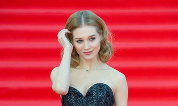 Располневшая Кристина Асмус показала честное фото в «бабушкином» купальнике — поклонники возмутились