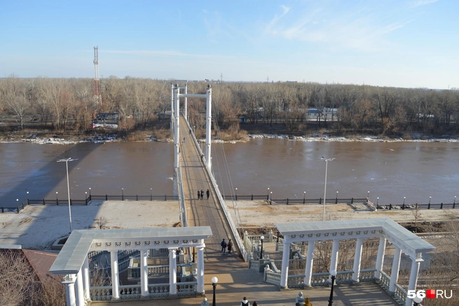 Прошлой весной вода затопила площадку под мостом | Источник: Анастасия Баринова / 56.RU