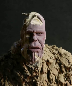 Художник создал скульптуру Таноса и превратил ее в пыль (видео)